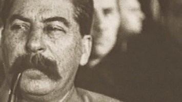 еще выгнившие от курения и почерневшие зубы, которые он прятал за усами, оттого никогда широко не улыбался и выглядел вечно мрачным