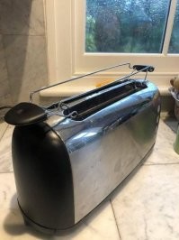 Тостер только "вчера" доставили, а он уже уделан, как будто вчера уже гарантия истекла...