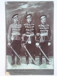 Это форма не казачья а Нежинского гусарского полка.