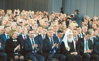 Социальные паразиты на теле трудового народа!Испытываю почти классовую неприязнь к этим людям.У многих тевтонские лица,надменные и чуждые русским людям.Вот эту всю сраную элиту и поднял озверевший народ на вилы.Спустя 120 лет опять всё повторяется..