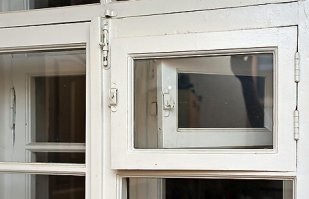 Раньше ребёнку надо было открыть две рамы и 4 зафиксированных, закрашенных шпингалета, а москитки если ставили, то фиксировали гвоздями.