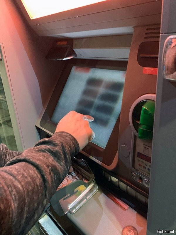 Не знаю как вы, но я сопрягаюсь с банкоматом при помощи телефона. И такой экран есть почти во всех банкоматах. Эка не видаль.