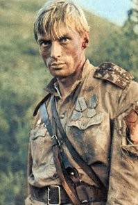 лицо фильма - это, конечно, Олялин. я не знаю, кто за всю историю советского кинематографа сыграл русского солдата лучше, чем он. не было таких. и фильм, конечно, надо смотреть, смотреть, и пересматривать.