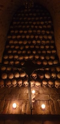 Был в Брно в сентябре прошлого года.
Там есть аналогичная тема в паре мест. Тоже места капуциновские.
Это у капуцинов была такая заморочка, что мол аскеты при жизни и после смерти тоже.