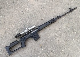 По первому пункту - накрываешь его банкой, между банкой и потолком просовываешь лист бумаги или картона и вуаля! 
По второму - а ежели в тебя так кто-нибудь прицелится, ну например из СВД, чпок и привет родителям, приятно будет?