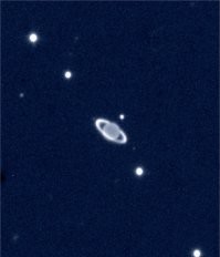 Помимо того, что он является самой холодной планетой и единственной планетой в Солнечной системе, которая вращается на боку, теперь оказалось, что Уран "чудит" и со своим магнитным полем.

Как сообщается в новой статье, опубликованной в журнале Geophysical Research Letters, причиной этого является смещенное от центра магнитное поле планеты, которое наклонено относительно оси вращения планеты. Оно создает неустойчивую, непредсказуемую магнитосферу Урана.Обычно считается, что магнитные поля защищают и удерживают атмосферу планеты, обеспечивая также защиту от солнечного ветра - но они могут делать и обратное.