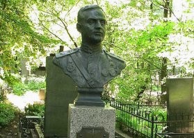 Действительно, зачем? Зачем были украдены тысячи подобных памятников, сняты тысячи километров электропроводов, разграблены миллионы дач и домов, убито и покалечено тысячи людей. Зачем? Никто не в курсе? Правительство точно не в курсе.