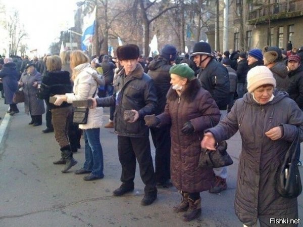 "Так и хочется спросить людей с фото. Ну Как вам теперь европейские платежки за ЖКХ?"

 

Поверьте, они до сих пор на 100 % уверены, что всё делали правильно. И что всё равно во всём виноваты кляті москалі. У них отсутствует понимание причинно-следственных связей.