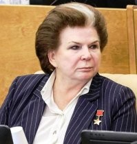 У многих великих людей была такая патология. Вот баба-космонавтка с такой же проблемой. У Индиры Ганди тоже был клок седых волос.