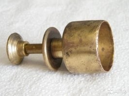 Вот приспособление для узорного выдавливания масла для торжественной подачи блюд: