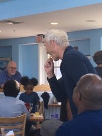 Несколько лет назад актер Билл Мюррей подошел к незнакомцу на улице Нью-Йорка, стащил у него пару картофелин фри и удалился со словами «Тебе все равно никто не поверит!» 
Недавно он повторил эту хохму, но теперь его сфоткали, так что теперь  в это верят все