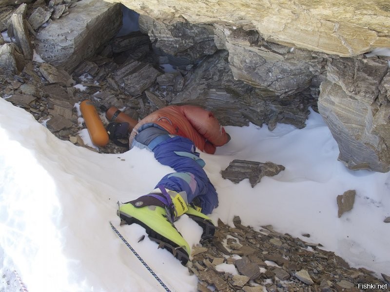 А где же еще одна "достопримечательность" и "интересный факт" об Эвересте?
Небезызвестные "Зеленые ботинки"?
Зелёные ботинки   труп альпиниста в ярко-зелёных ботинках, который является широко известной отметкой высоты 8500 метров на северо-западном склоне Эвереста.
Один из ориентиров, который использовали до 2014 года, поднимающиеся на вершину группы.