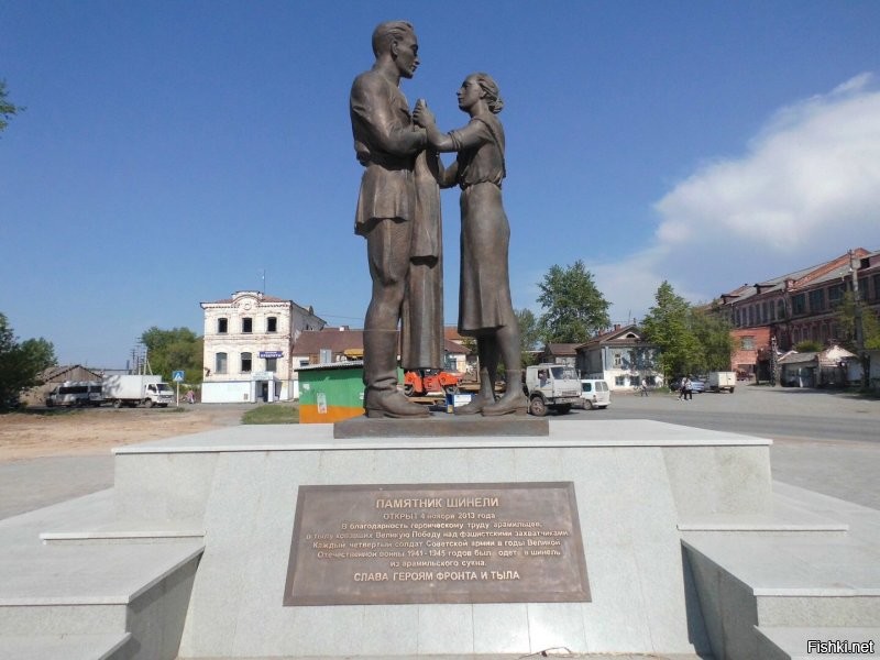 ну и каша у тебя в голове. ППШ не только в России, но и в мире прочно у всех ассоциируется только с ВОВ. А уж "оружие Победы" так точно. Им все рода войск и гражданские пользовались. Это как Калаш и Т-34. Бренд. ИМЯ. А меня рядом с работой памятник есть солдатской шинели. На нашей суконной фабрике сшили каждую 4-ю шинель во время войны. Вот там табличка есть для понимания. Но для ППШ этого не надо. И так все предельно ясно.