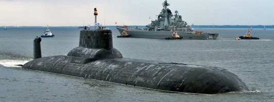 Нет, там реально сидит отдельно боец с автоматом. Или, что скорее всего стрелок с ПЗРК, в экипировке для стрельбы шлем, очки и броник
Это АПЛ "Дмитрий Донской"