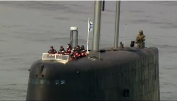 Нет, там реально сидит отдельно боец с автоматом. Или, что скорее всего стрелок с ПЗРК, в экипировке для стрельбы шлем, очки и броник
Это АПЛ "Дмитрий Донской"