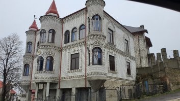 Не все! Есть и румыны, нна! 
Я возил семью в Сороки на позапрошлой неделе (живем в Кишиневе), как раз на их замки посмотреть. Фотка оттуда. 
Заброшено там очень многое нах! 
PS Я не цыган и не румын - русский.
