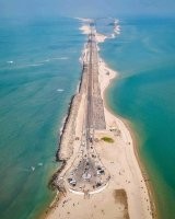 Нафотошопили знатно,это Shri Ram Setu View Point From Dhanushkodi Point в Индии и Индию с этой точки видно а если с такой высоты повернуть голову в другую сторону то видно и Шри Ланку!