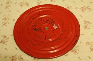 Да и как вспоминаю, в спорт товарах особо и купить не чего было. Кроме гирь и гантелек. Мячь футблный -целая проблема. А! Были обручи (хулахупы) и диски-жопакруты. 
 И нахрен этот пафос про доллары? 4 руб тогда однозначно были не мелочь. При з.п 160-180Р.