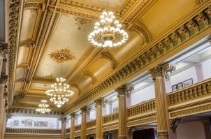 В ценах нолик, а то и 2 явно лишние. Вот за 22 ляма (правда евро) самый центр Бухареста, 39 комнат, 7000 кв.м., 16 соток земли. про архитектурно-эстетические отличия с этим цыганским говном даже не заикаюсь