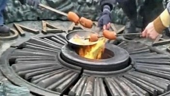 Тот случай, когда начать надо с себя. В смысле, покарать СВОИХ обезьян. Можно линчеванием.