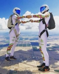 Фотошоп же. В поёте спупни не находятся под прямым углом. Если конечно у вас не тонус.