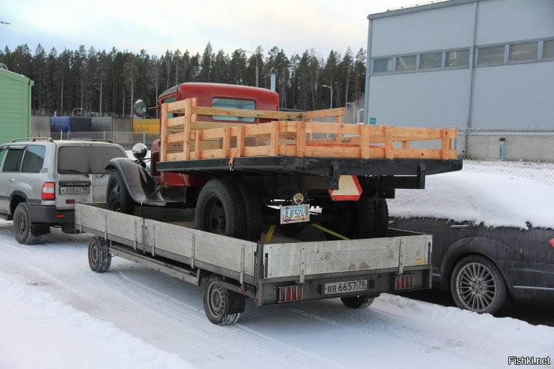 одно время таскал такие с Америки, их для парадов покупали, снимали фару, гудок, зеркало и перекрашивали. получалось дешевле чем из здесь строить из говна и палок. общался со знатоками-передельщиками, там 7 отличий всего.