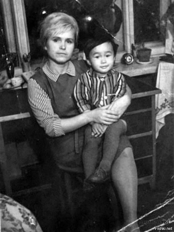 Маленький Витя Цой с мамой
