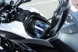 А что, в такой огромной дырище над аккумулятором бардачок для шлема смонтировать слабо было? В нормальных байках это давно есть. Почему в магазин или офис нужно тащить шлем с собой? И если добавить что писали ниже получаем абсолютно непродуманную машину, неудобную в эксплуатации.