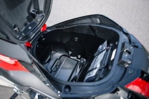 А что, в такой огромной дырище над аккумулятором бардачок для шлема смонтировать слабо было? В нормальных байках это давно есть. Почему в магазин или офис нужно тащить шлем с собой? И если добавить что писали ниже получаем абсолютно непродуманную машину, неудобную в эксплуатации.