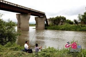 Река Туманная, водная граница между КНДР и КНР. Действительно, её можно перейти вброд, или на плечах солдата. Только зачем, вброд, если есть куча мостов, которые никем не охраняются? На китайской стороне находится Яньбянь-Корейский автономный округ, где спокойно проживают около 1 миллиона корейцев. Считается что между КНДР и КНР ежегодно перемещается 200 тыс. человек.
В Сеуле, столице Южной Кореи, проживают около 20 тысяч северокорейцев. В последние годы их количество постоянно сокращается, т.к. многие понимают что "не вписались в капитализм" и возвращаются на родину.