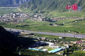 Река Туманная, водная граница между КНДР и КНР. Действительно, её можно перейти вброд, или на плечах солдата. Только зачем, вброд, если есть куча мостов, которые никем не охраняются? На китайской стороне находится Яньбянь-Корейский автономный округ, где спокойно проживают около 1 миллиона корейцев. Считается что между КНДР и КНР ежегодно перемещается 200 тыс. человек.
В Сеуле, столице Южной Кореи, проживают около 20 тысяч северокорейцев. В последние годы их количество постоянно сокращается, т.к. многие понимают что "не вписались в капитализм" и возвращаются на родину.