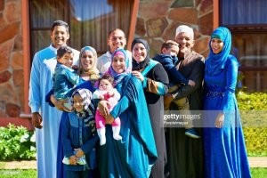 Но во Франции родители, которые успешно воспитывают нескольких детей с достоинством, награждаются медалью французской семьи (La Médaille de La Famille Francaise) правительством.

Вот лауреат этой медали.