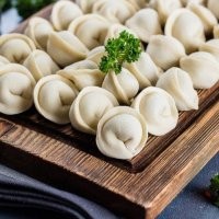 Вот эта неизвестная субстанция из магазина...это не пельмени. Там мяса нет. Там всё что не пошло на прилавок (копыта, рога, хвосты и з.а.л.у.п.ы) Только вот для таких кулинарных "шедевров" и годятся.
А из настоящий пельменей такое дерьмо лепить рука не поднимется.