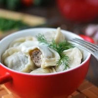 Вот эта неизвестная субстанция из магазина...это не пельмени. Там мяса нет. Там всё что не пошло на прилавок (копыта, рога, хвосты и з.а.л.у.п.ы) Только вот для таких кулинарных "шедевров" и годятся.
А из настоящий пельменей такое дерьмо лепить рука не поднимется.