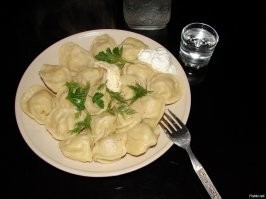 Вот эта неизвестная субстанция из магазина...это не пельмени. Там мяса нет. Там всё что не пошло на прилавок (копыта, рога, хвосты и з.а.л.у.п.ы) Только вот для таких кулинарных "шедевров" и годятся.
А из настоящий пельменей такое дерьмо лепить рука не поднимется.