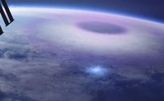 Ладно там молнии, что это за кольцевая вспышка на пол земли?