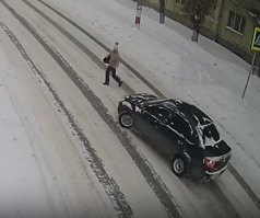 Водила - олень, ехал бы прямо притормаживая, ничего не случилось бы!