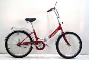 Самой темой был пермский "Салют". Средние по размеру колеса, комфортная посадка, складной, кожух цепи, зеркало заднего вида, откидной штырь для вертикальной парковки.