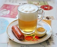 Пообедаем??
Боюсь представить человека который так обедает)
Даже подпольный миллионер Корейко Александр Иванович со своей варёной репкой и кипятком ,,вприкуску,, так страшно не обедал))