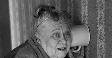 На балконе с биноклем, в квартире с кружкой...