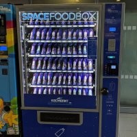 Он наверно видел вот такой аппарат, в котором еда к космической ни какого отношения не имеет, просто маркетинговый ход, ну детям нравится.