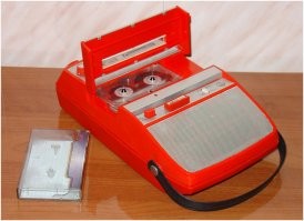 в первом классе мой самый первый магнитофон был вот такой... отец где-то взял типа неликвид поломанный, отремонтировал и подарил мне... счастья полные штаны...