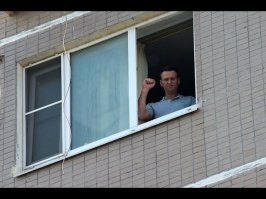 Бабушка с биноклем наблюдает за происходящим вокруг со своего балкона