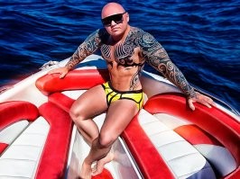 Вот что должен подумать нормальный человек, увидев как ОН заходит в женскую раздевалку?
Или взял несколько штук стрингов и пошел в кабинку мерять?
А ведь ЭТО баба!