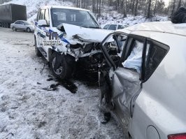""Максим Черных 
Лично проезжали перед самим событием. Общались с сотрудниками и детьми с хоккейной команды. Водитель кии вылетел на встречку при обгоне фуры. Водитель молодой парень. Из разговора поняли, что ехал с родителями. Мама и сам водитель были в шоке, водителя зажало сильно, вылезти не мог, мать тоже с переломами, сзади ехал отец. К сожалению пульса не было. Надеюсь просто не смогли прощупать.
Кстати водитель автобуса тоже молодец, смог объехать впереди сложившуюся ситуацию. Также фуру задел зеркалами. Слава богу не сделали бутерброд из машины дпс...""