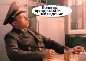 Бабушка с биноклем наблюдает за происходящим вокруг со своего балкона