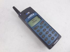 Ага, бережно хранили.  Первый тел был гробик 1018.   В первый-же вечер кот отгрыз на нём антенну,  к кям, всю.  Из него стал торчать обрывок проволочки.  Через неделю он был забыт около на работе около плитки,  которую кто-то не посмотрев включил - левая половина элегантно оплавилась.  экранчик в левой части стал показывать всякую фигню,  потом при обклейке крыши пленкой он был благополучно уронен и его переехала машина,  Синий пластик разлетелся на 5 частей,  кнопка "*" была безвозвратно утеряна.    ТЕм не менее работал зараза, еще года два, пока всякие мотороллы с цветными экранчиками не начали появляться.