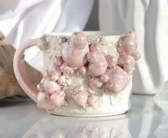 Фу, гадость! Я б такую кружку в доме бы не держал. Как какая-то раковая опухоль.