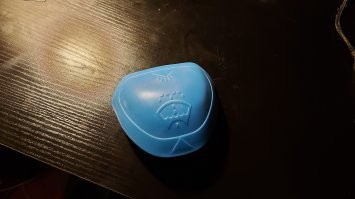 Я себе недавно поставил шкодовскую пробку на бачок омывайки. Благо, сам бачок более менее одинаковый у всех марок ВАГа. У меня, правда, она цепляется за тросик открытия капота, но это не критично. 
Странно что раньше нигде такой не встречал.