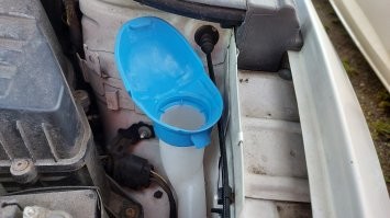 Я себе недавно поставил шкодовскую пробку на бачок омывайки. Благо, сам бачок более менее одинаковый у всех марок ВАГа. У меня, правда, она цепляется за тросик открытия капота, но это не критично. 
Странно что раньше нигде такой не встречал.